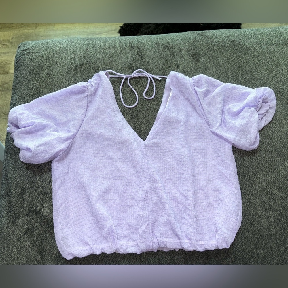 * ASTR The Label Lavender V Neck Bubble Sleeves Tie Back Blouse Size Small NEW